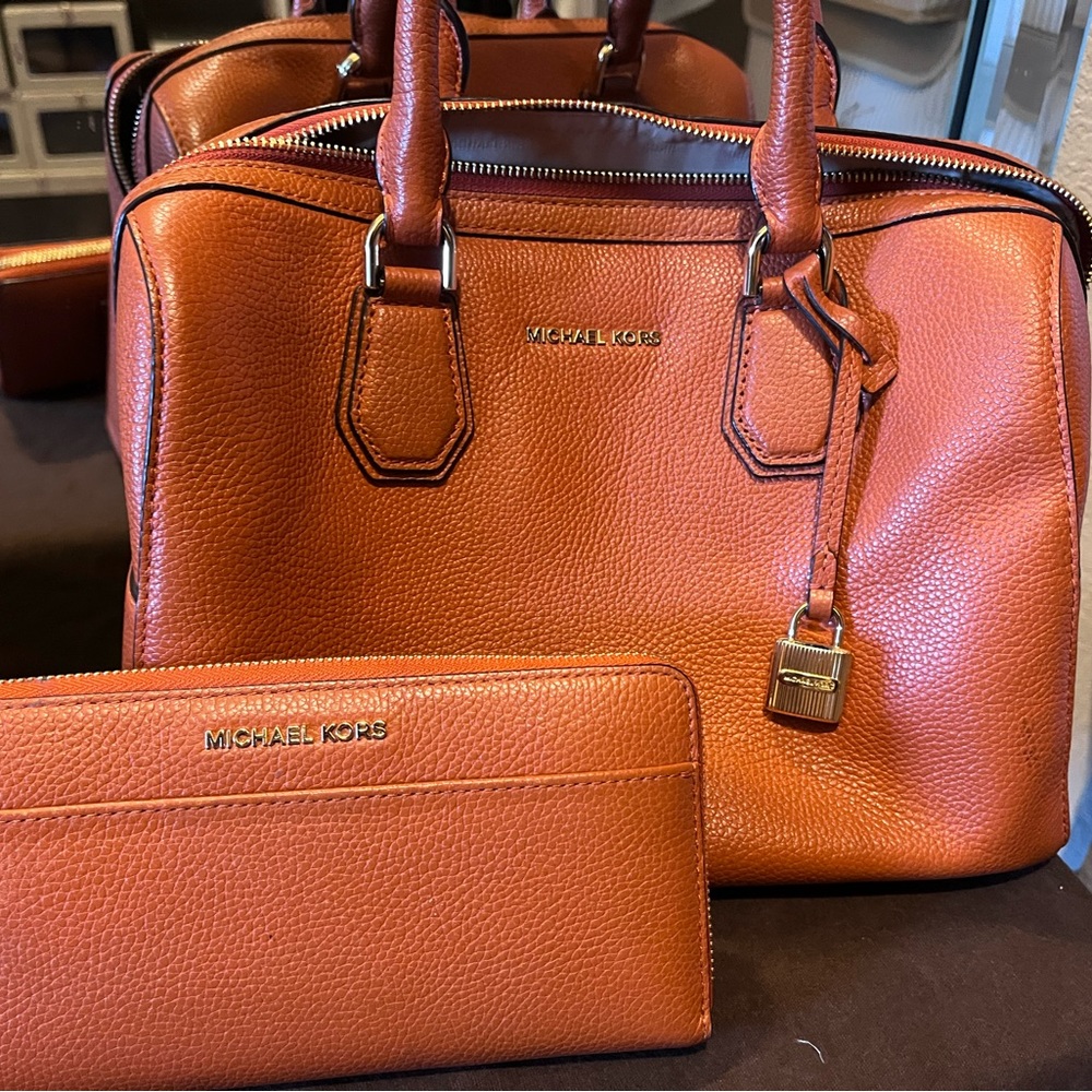 Final Hours******Michael Kors Medium Duffle leather bag and wallet